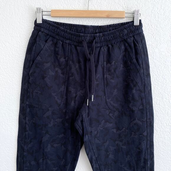 Athleta Printed Farallon Jogger Pants Women’s Size 4 Navy Camo‎ Comfy Athleisure - Picture 4 of 10